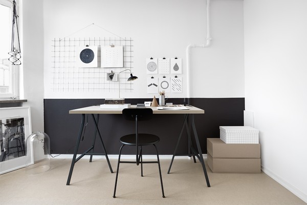 perfectly styled black and white apartment, graphic interior, fastighetsbyrån, tina hellberg via http://www.scandinavianlovesong.com/