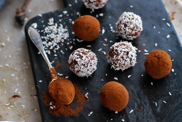 Chokladbollar med kokos och dadlar, utan tillsatt socker //Baka Sockerfritt