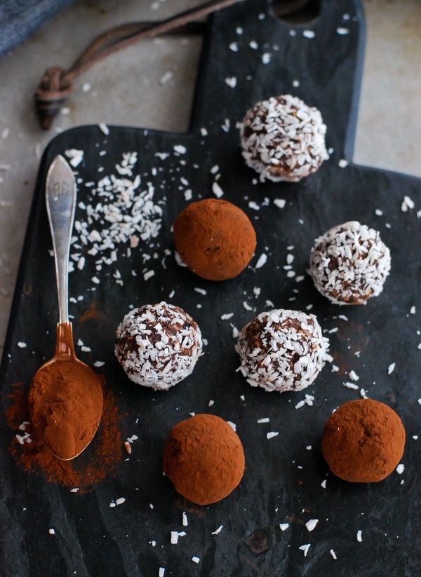 Chokladbollar med kokos och dadlar, utan tillsatt socker //Baka Sockerfritt