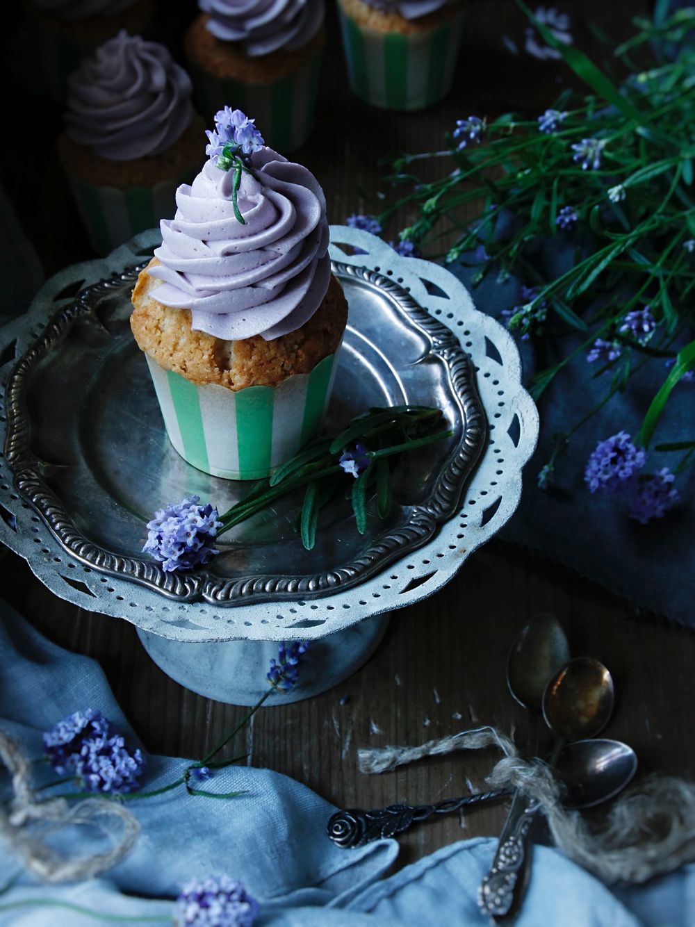cupcakes med lavendel frosting