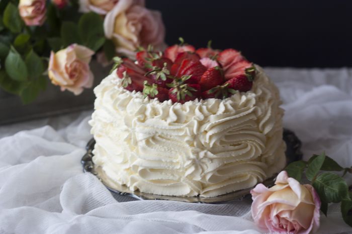 Midsommar tårta - White Velvet tårta med jordgubbar och champagne smörkräm 2