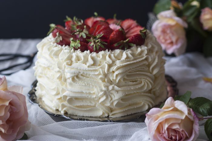 Midsommar tårta - White Velvet tårta med jordgubbar och champagne smörkräm 1