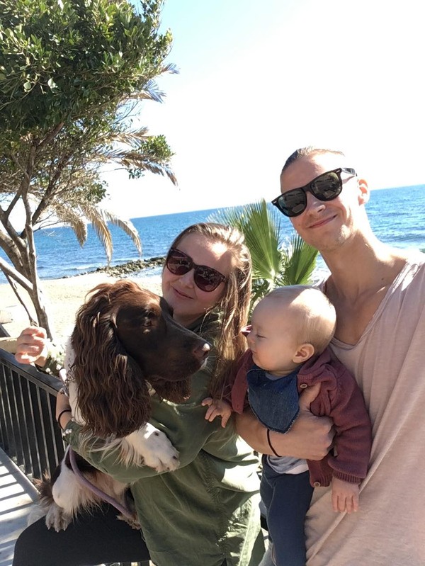Familj engelsk springer spaniel bebis pappa mamma rayban solglasögon wayfarer hav strand palmer marbella center