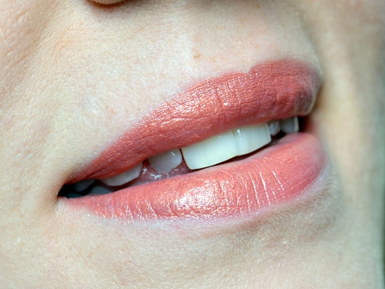 mac ramblin rose lipstick2