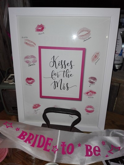 bachelorette gift: kisses for the bride canvas / möhippa tips - gåva till blivande bruden: tavla med lipstick kisses