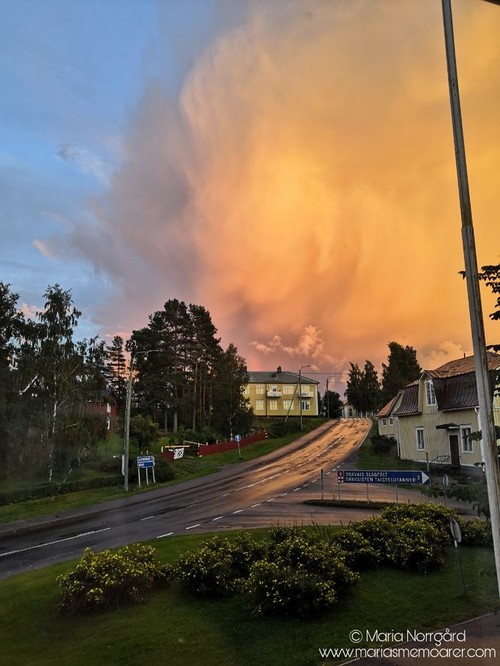 best nine Instagram - mäktiga moln i Oravais, Österbotten. Väderbilder från Finland