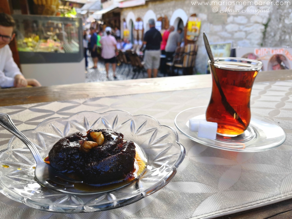mat och dryck i Bosnien (Mostar) - turkiskt te och fikonkaka