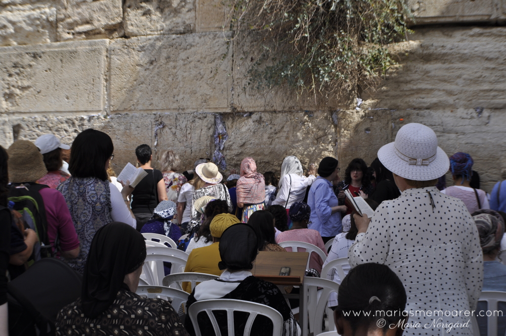 fototema resefotografering - religion: judiska kvinnor vid 