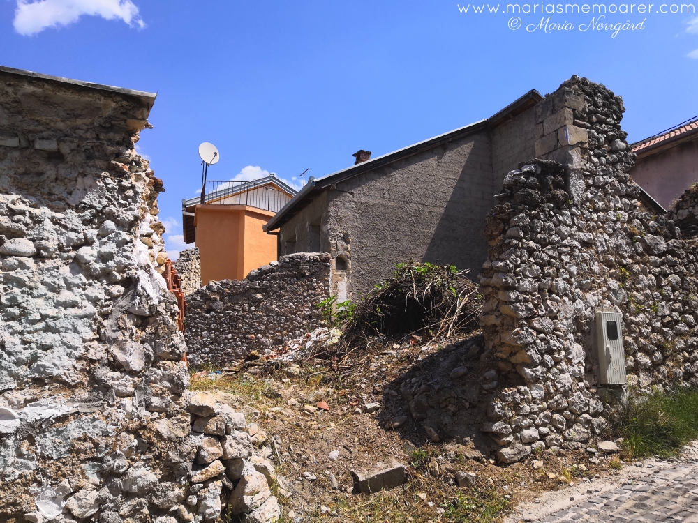 minne från kriget i Bosnien: ruiner från bombat hus i Mostar