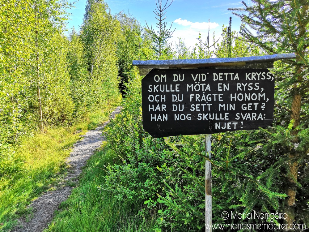 skämtsamma skyltar med rim - unika och annorlunda vandringsleder i Österbotten, Finland - Kortjärvi naturstig