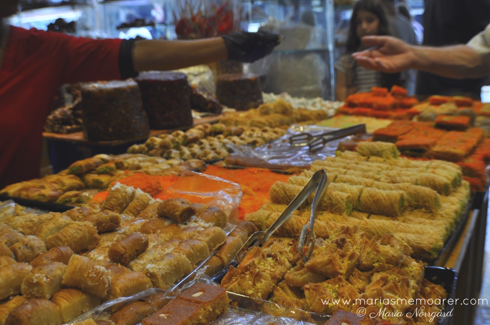 market in Jaffa - israeli sweets / marknad i Jaffa, israeliska sötsaker