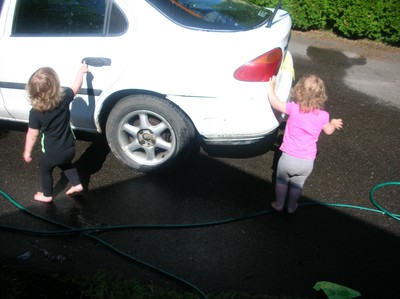Nova och Linn tvättar bilen:-)