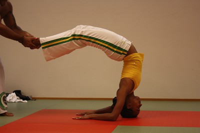 Inom capoeira får man hjälpas åt för att få akrobatiken att funka.