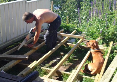 Husse Anders börjar bygga altan. 