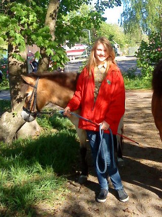 Jag och Canasta, häst på 4H, ute på promenad. Hon fattade inte att hon skulle titta in i kameran :P