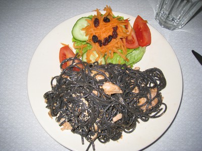 Makrill, Svart spagetti och en happy sallad...:D