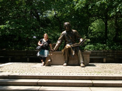 Jag och H.C Andersen statyn (eller HC som Izzy såååå fyndigt kom på)