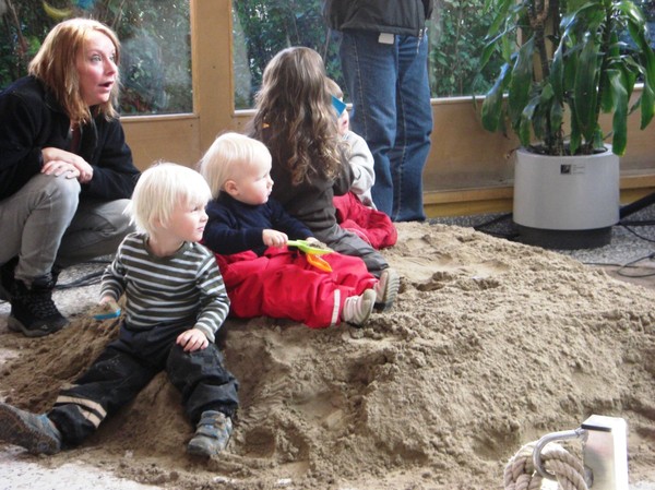 Barn från förskolan Växthuset tog första spadtagen för ombyggnad av Gottsunda Centrum, den 2 oktober 2009.