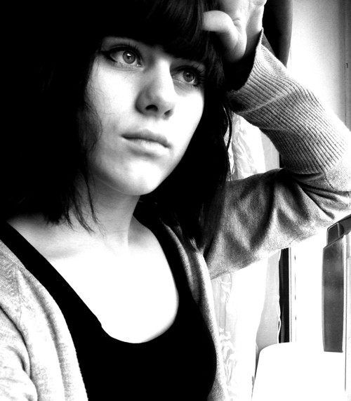 Bild på mig, innnan jag blonderade håret. Det finns ingen spännande historia bakom bilden. Det är bara jag som står vid mitt fönster.
