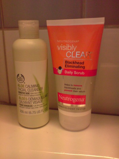 Neutrogena Black Head scrub och The Body Shops facewash.