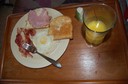 Amerikansk frukost framför tvn (all mat äts framför tvn, vid bordet en gång iveckan.