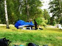 mupparna försöker sätta upp sitt tält (: