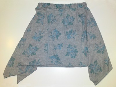 En kjol jag sytt utifrån ett burda-mönster av ett tyg som jag hittade på rea, bara 20kr metern! ;) Skulle ha blivit en klänning, men jag gjorde delarna för sig!