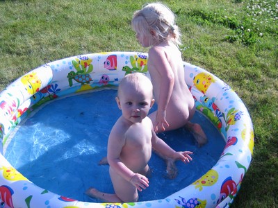 Tove och Amelia i poolen