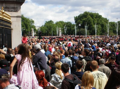 Folksamling utanför Brittiska Kungahusets palats inför vaktparaden!