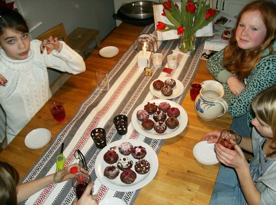 Jag, Vera, Alva, Stina och Jonna gjorde cupcakes idag. Underbara, inte sant? ;P