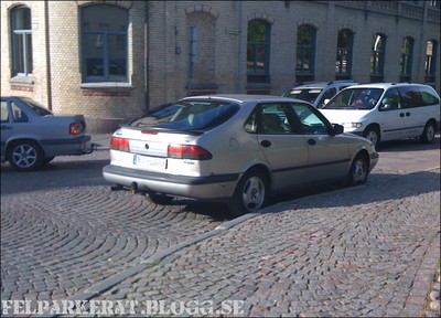 Inga parkeringsplatser? wtf, aja jag parkerar i en sväng på en trång gata i centrala Karlstad, Np.