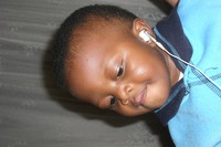 Togo lyssnar pa musik
