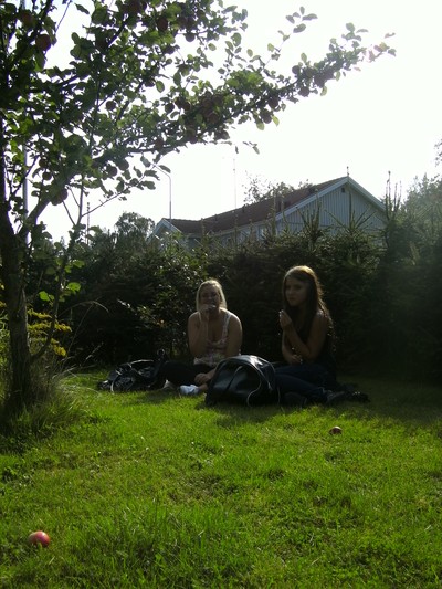 yey becca&frida sitter i min trädgård och äter.. choklad? :)   HAHAH så fullständigt normala<3