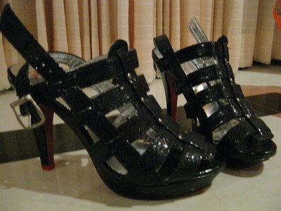 svarta skor