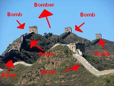 Polisens egenhändigt framställda strategiplan för att riva muren. Som bilden visar ska ett stort antal bomber avfyras mot skyn. 