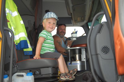 harry fick sitta i lastbilen.en lycklig son