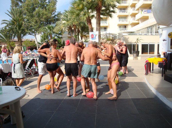 Ballongdans med Club 33 Revival på Hotel Vista Sol i Magaluf på Mallorca 2011.