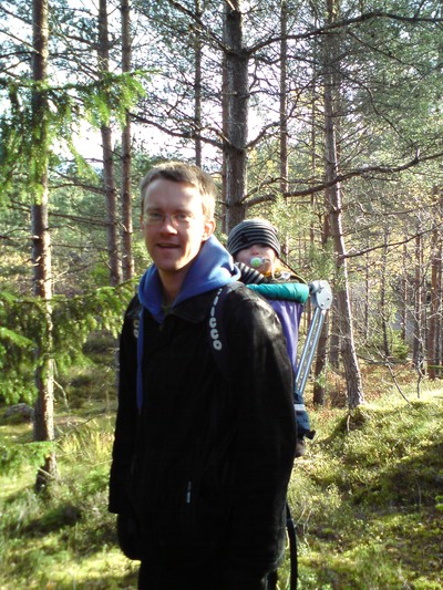 Ellen med pappa i skogen