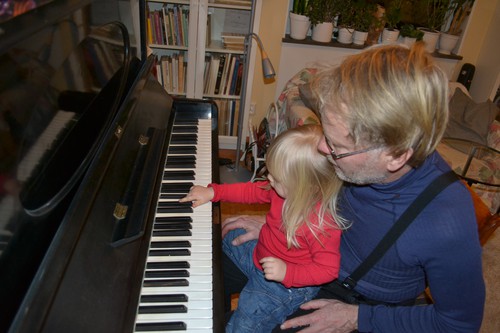 med farfar vid pianot