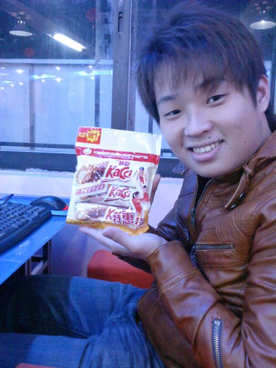 Ricky at the internetcafe with 3 yuan chocolate