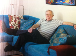 Bengt Magnusson sitter och myser i soffan