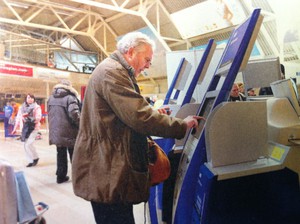 Här står Bengt Magnusson och fifflar med en touchscreen på någon flygplats.
