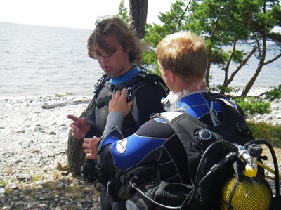 Sätter in en härlig sommarbild på Arnfinn och Niclas från ett dyk i Nynäshamn sommaren 2009.   Så blir jag genast gladare. :-)