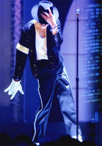 Vecka 12 nu som kommer så är det estetvecka och föreställningar onsdag och torsdag. Riktigt nervöst faktiskt, men ska bli grymt häftigt :D  Själv ska man dansa som pop-kungen själv, nämligen Michael Jackson! Moonwalk så det bara sjunger om 'et!