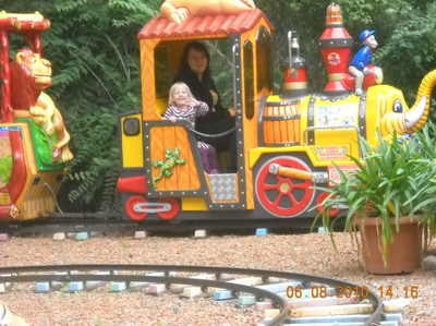 Liina och Jenny åker tåg, karusell, parken zoo