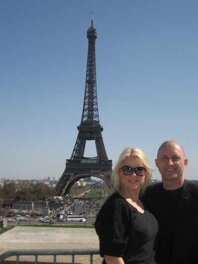 Titti & Leif framför Eiffeltornet