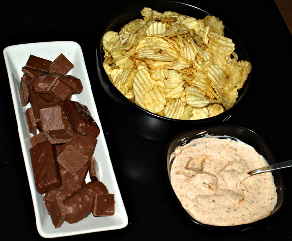 Fredagsmys med chips, tacodipp och choklad