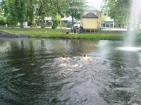 Markus och Kjetil simmar över älven i khamn