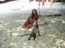 (Monkey bay) me and the monkey :) som jag sen gav en majskolv :D 