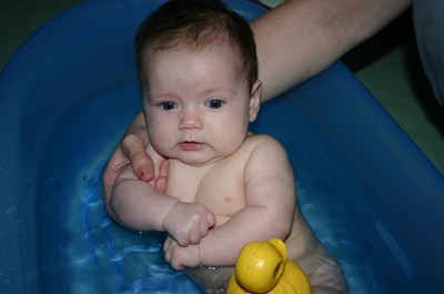 Nora plaskar i badet:)
